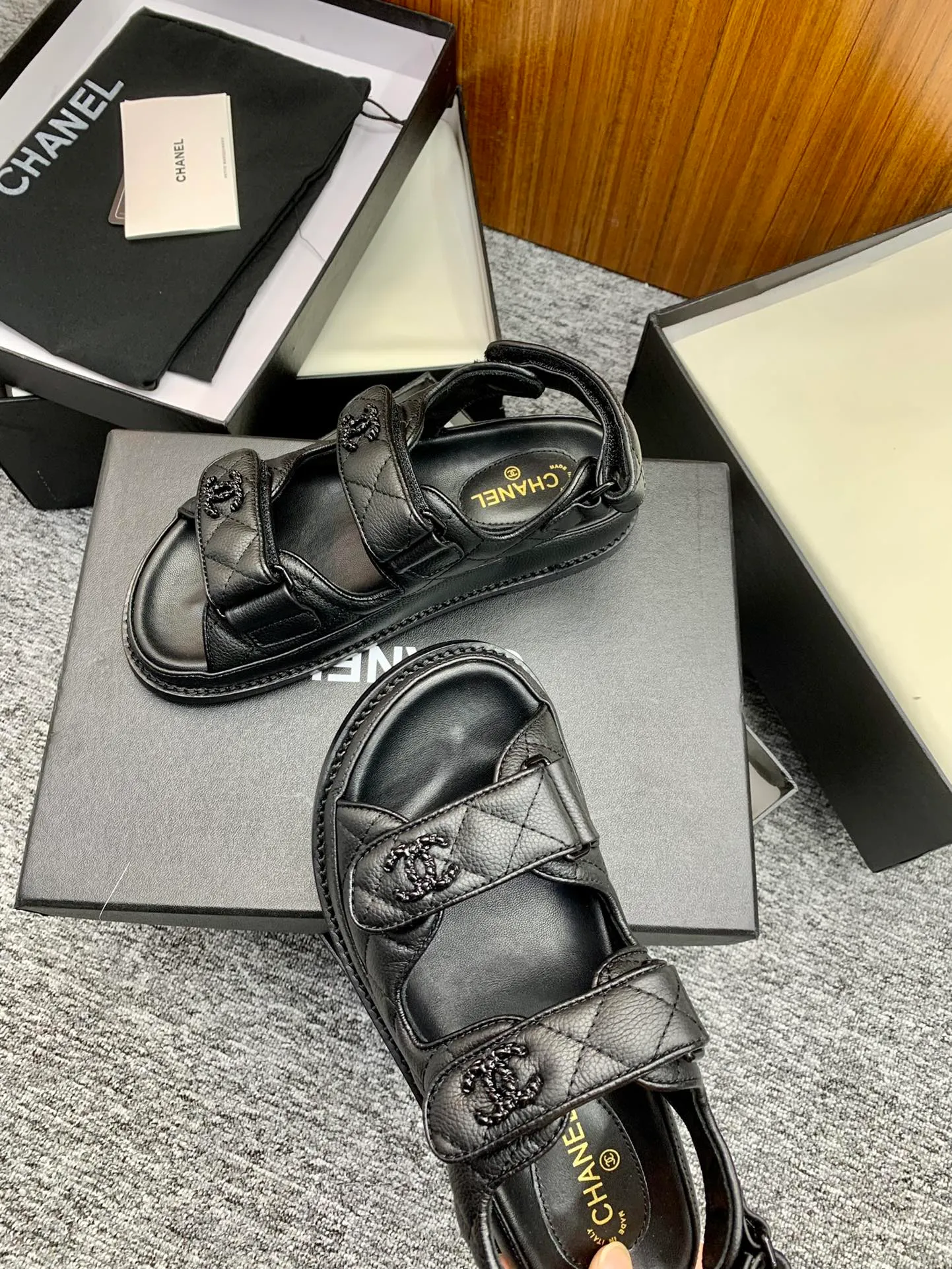 👟👟Ex-factory price 480👟👟 👑Crown👑Top purchasing version✈️ CHANEL Xiaoxiang 2022 spring and summer latest season double C Velcro casual sandals! Summer beach sandals 🏖️! A sandal that is super comfortable on your feet! A must-have classic! ✊Adhere to the original 1:1 mold customization! Feel free to compare! Give you a genuine foot feel! The first choice for high-end customers to purchase ❤️ [Material] 👑 Fabric: Original customized pebbled cowhide/satin buckle 👑 Lining: Original imported water-dyed sheepskin 👑 Outsole: Original open-molded genuine leather outsole [Number of yards] 35-41 (⚠️34/41 needs to be customized, non-refundable and non-exchangeable) [Packaging] 🎁Configured with original packaging